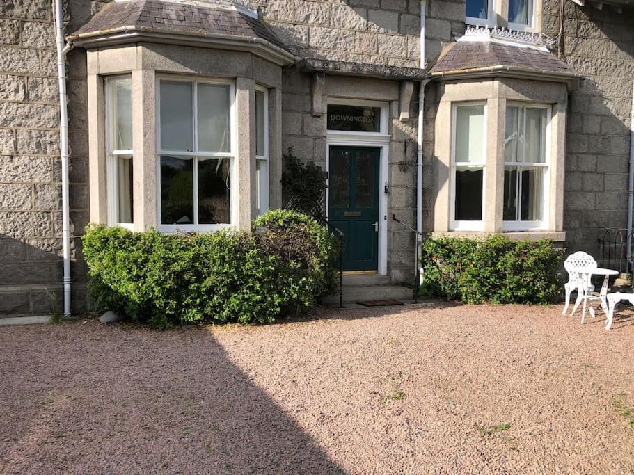 Spacious 2 Bedroom Flat In Heart Of Apartment
