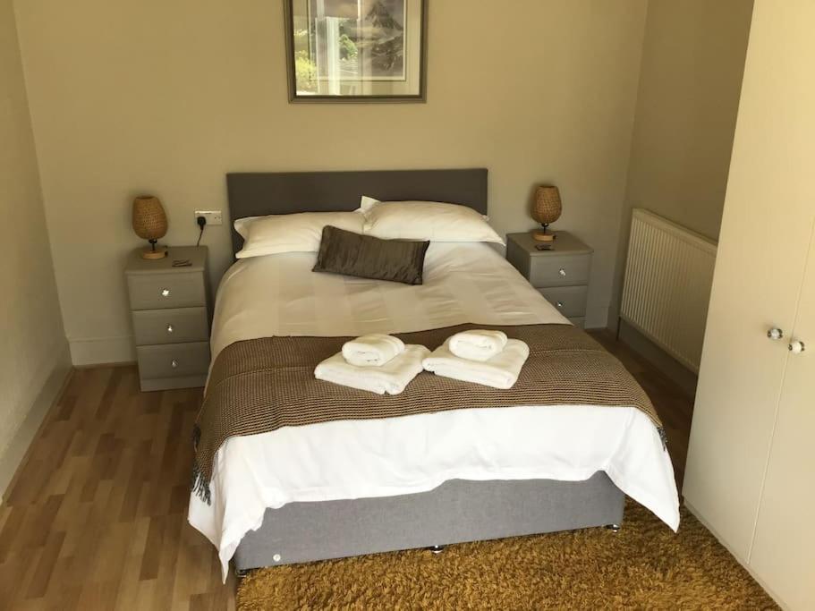 Spacious 2 Bedroom Flat In Heart Of Apartment