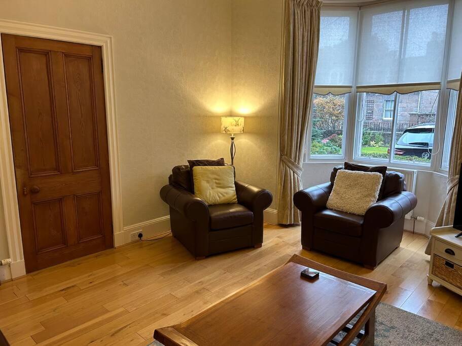 Spacious 2 Bedroom Flat In Heart Of Apartment